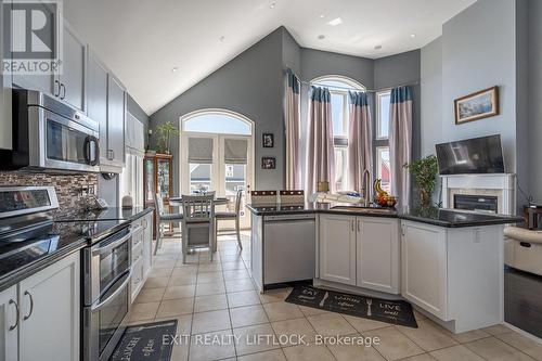 399 Lakeshore Road, Port Hope, ON - Indoor Photo Showing Kitchen With Upgraded Kitchen