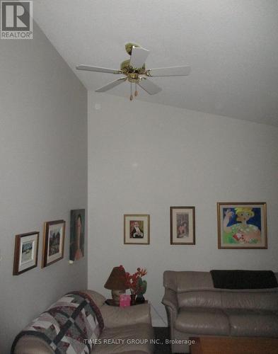 52 - 120 Finholm Street N, Parksville, BC - Indoor Photo Showing Living Room