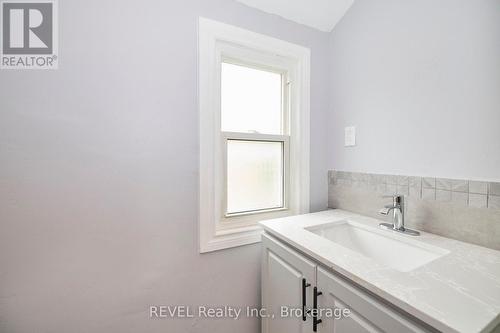 43 Cosby Avenue, St. Catharines (445 - Facer), ON - Indoor Photo Showing Bathroom