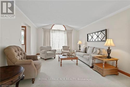 222 2Nd Avenue, Hanover, ON - Indoor Photo Showing Living Room