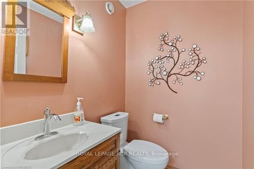 222 2Nd Avenue, Hanover, ON - Indoor Photo Showing Bathroom