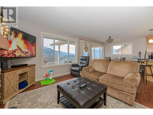 110 Red Rock Crescent, Enderby, BC - Indoor Photo Showing Living Room