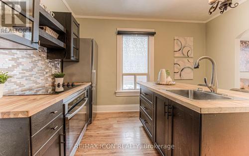 19 Paisley Heights, Cambridge, ON - Indoor Photo Showing Kitchen