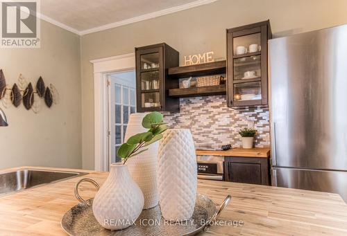 19 Paisley Heights, Cambridge, ON - Indoor Photo Showing Kitchen