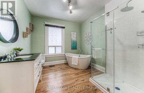 19 Paisley Heights, Cambridge, ON - Indoor Photo Showing Bathroom