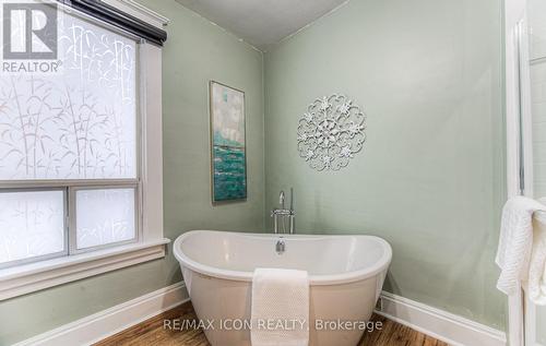 19 Paisley Heights, Cambridge, ON - Indoor Photo Showing Bathroom