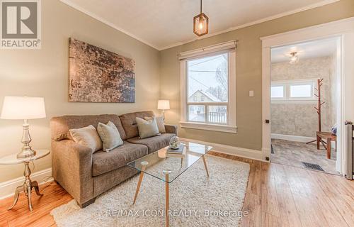 19 Paisley Heights, Cambridge, ON - Indoor Photo Showing Living Room