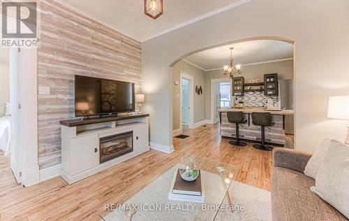 19 Paisley Heights, Cambridge, ON - Indoor Photo Showing Living Room With Fireplace