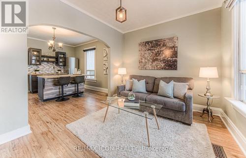 19 Paisley Heights, Cambridge, ON - Indoor Photo Showing Living Room