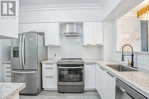 Ph208 - 8 Lee Centre Drive, Toronto, ON - Indoor Photo Showing Kitchen With Upgraded Kitchen