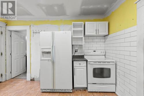 35 Carlton Street, St. Catharines (452 - Haig), ON - Indoor Photo Showing Kitchen