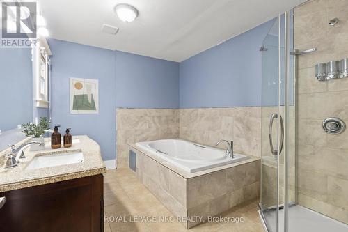 35 Carlton Street, St. Catharines (452 - Haig), ON - Indoor Photo Showing Bathroom