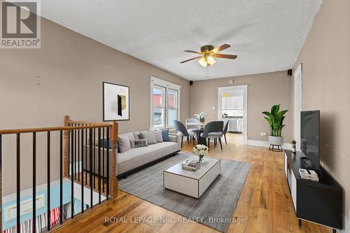 35 Carlton Street, St. Catharines (452 - Haig), ON - Indoor Photo Showing Living Room