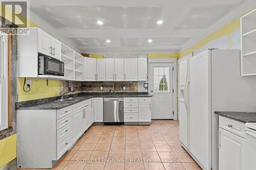 35 Carlton Street, St. Catharines (452 - Haig), ON - Indoor Photo Showing Kitchen