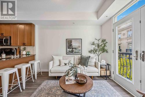 Th32 - 78 Carr Street, Toronto, ON - Indoor Photo Showing Living Room