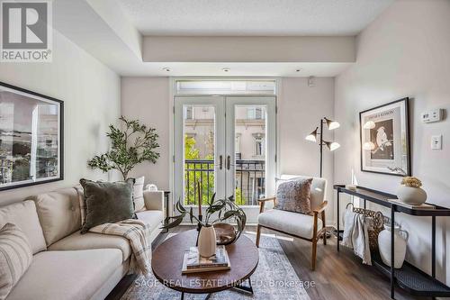 Th32 - 78 Carr Street, Toronto, ON - Indoor Photo Showing Living Room