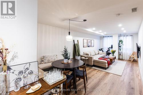 201 - 9 Greenbriar Road, Toronto, ON - Indoor Photo Showing Living Room