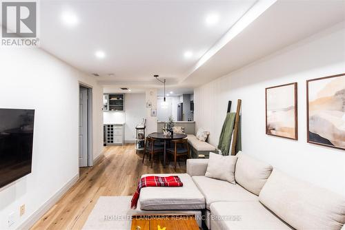 201 - 9 Greenbriar Road, Toronto, ON - Indoor Photo Showing Living Room