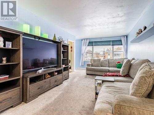 26 Langwith Court, Brampton, ON - Indoor Photo Showing Living Room