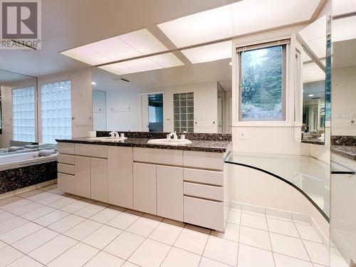 563 St. Giles Road, West Vancouver, BC - Indoor Photo Showing Bathroom