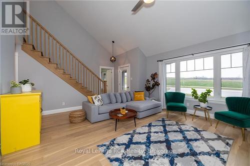 133 Hawthorn Crescent, Georgian Bluffs, ON - Indoor Photo Showing Living Room