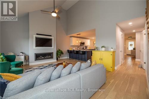 133 Hawthorn Crescent, Georgian Bluffs, ON - Indoor Photo Showing Living Room With Fireplace