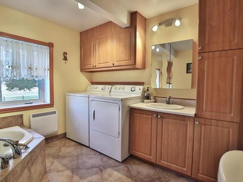 Salle de bains - 1671 Rg St-Édouard, Saint-Simon, QC - Indoor Photo Showing Laundry Room