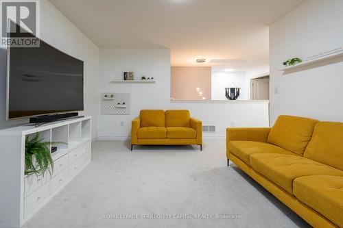 3619 Thunder Bay Road, Fort Erie, ON - Indoor Photo Showing Living Room