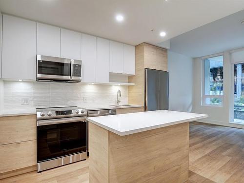 401-1628 Store St, Victoria, BC - Indoor Photo Showing Kitchen With Upgraded Kitchen