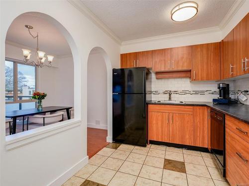 305-1545 Pandora Ave, Victoria, BC - Indoor Photo Showing Kitchen