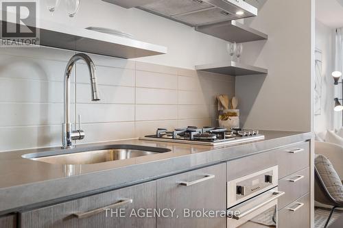 1011 - 560 King Street W, Toronto, ON - Indoor Photo Showing Kitchen