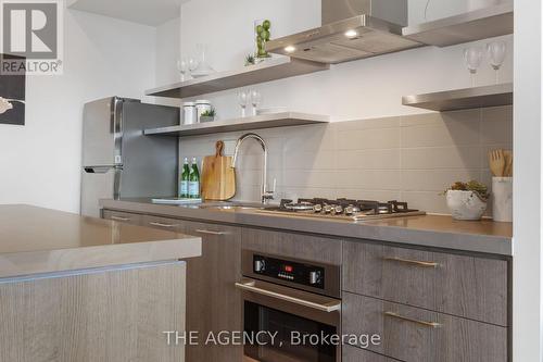 1011 - 560 King Street W, Toronto, ON - Indoor Photo Showing Kitchen