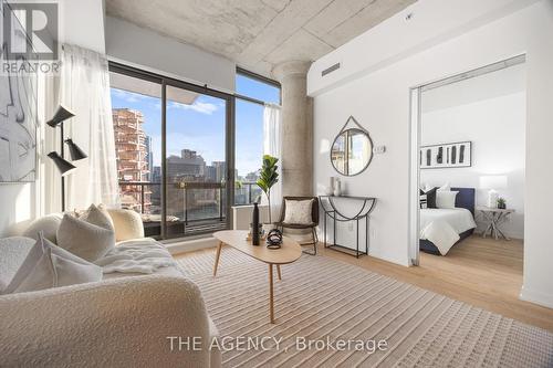 1011 - 560 King Street W, Toronto, ON - Indoor Photo Showing Living Room