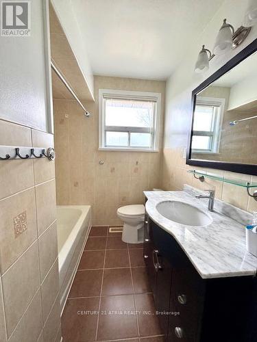 18 Norwin Street, Toronto, ON - Indoor Photo Showing Bathroom