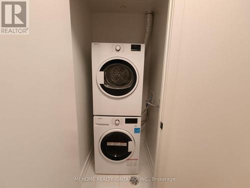 622 - 117 Broadway Avenue, Toronto, ON - Indoor Photo Showing Laundry Room