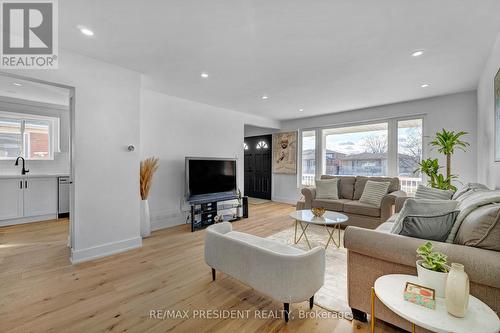 7523 Wrenwood Crescent, Mississauga, ON - Indoor Photo Showing Living Room