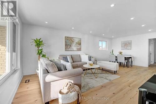 7523 Wrenwood Crescent, Mississauga, ON - Indoor Photo Showing Living Room