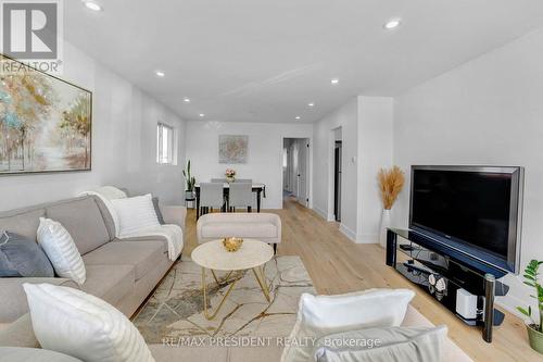 7523 Wrenwood Crescent, Mississauga, ON - Indoor Photo Showing Living Room