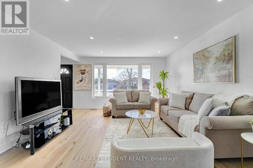 7523 Wrenwood Crescent, Mississauga, ON - Indoor Photo Showing Living Room