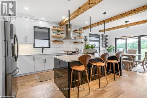 1007 Clare Avenue, Pelham (662 - Fonthill), ON - Indoor Photo Showing Kitchen With Upgraded Kitchen