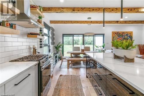 1007 Clare Avenue, Pelham (662 - Fonthill), ON - Indoor Photo Showing Kitchen With Upgraded Kitchen