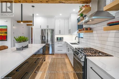 1007 Clare Avenue, Pelham (662 - Fonthill), ON - Indoor Photo Showing Kitchen With Upgraded Kitchen