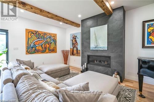 1007 Clare Avenue, Pelham (662 - Fonthill), ON - Indoor Photo Showing Living Room With Fireplace