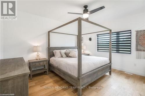 1007 Clare Avenue, Pelham (662 - Fonthill), ON - Indoor Photo Showing Bedroom