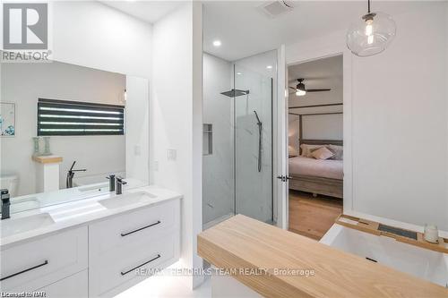 1007 Clare Avenue, Pelham (662 - Fonthill), ON - Indoor Photo Showing Bathroom