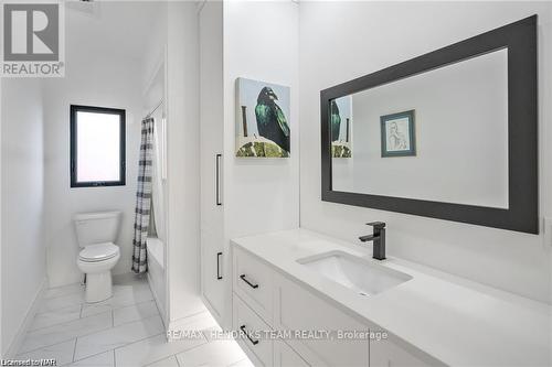 1007 Clare Avenue, Pelham (662 - Fonthill), ON - Indoor Photo Showing Bathroom