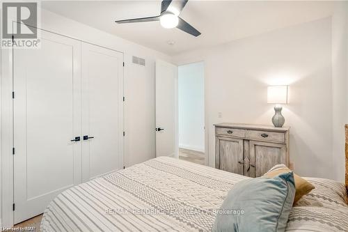 1007 Clare Avenue, Pelham (662 - Fonthill), ON - Indoor Photo Showing Bedroom