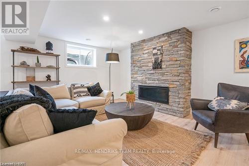 1007 Clare Avenue, Pelham (662 - Fonthill), ON - Indoor Photo Showing Living Room With Fireplace