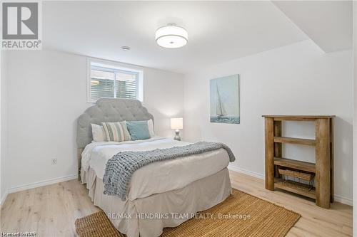 1007 Clare Avenue, Pelham (662 - Fonthill), ON - Indoor Photo Showing Bedroom