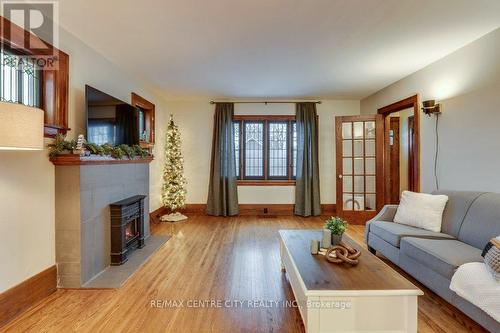 105 Windsor Crescent, London, ON - Indoor Photo Showing Living Room With Fireplace